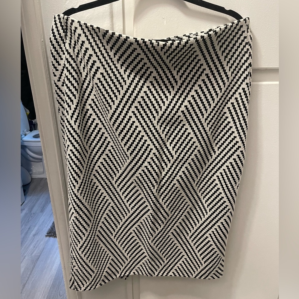 Lane Bryant black n white skirt. Black zip up back